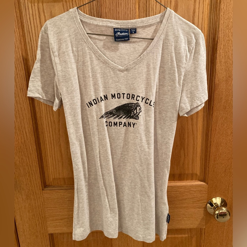 Indian v-neck short-sleeved T-shirt. Oatmeal color.